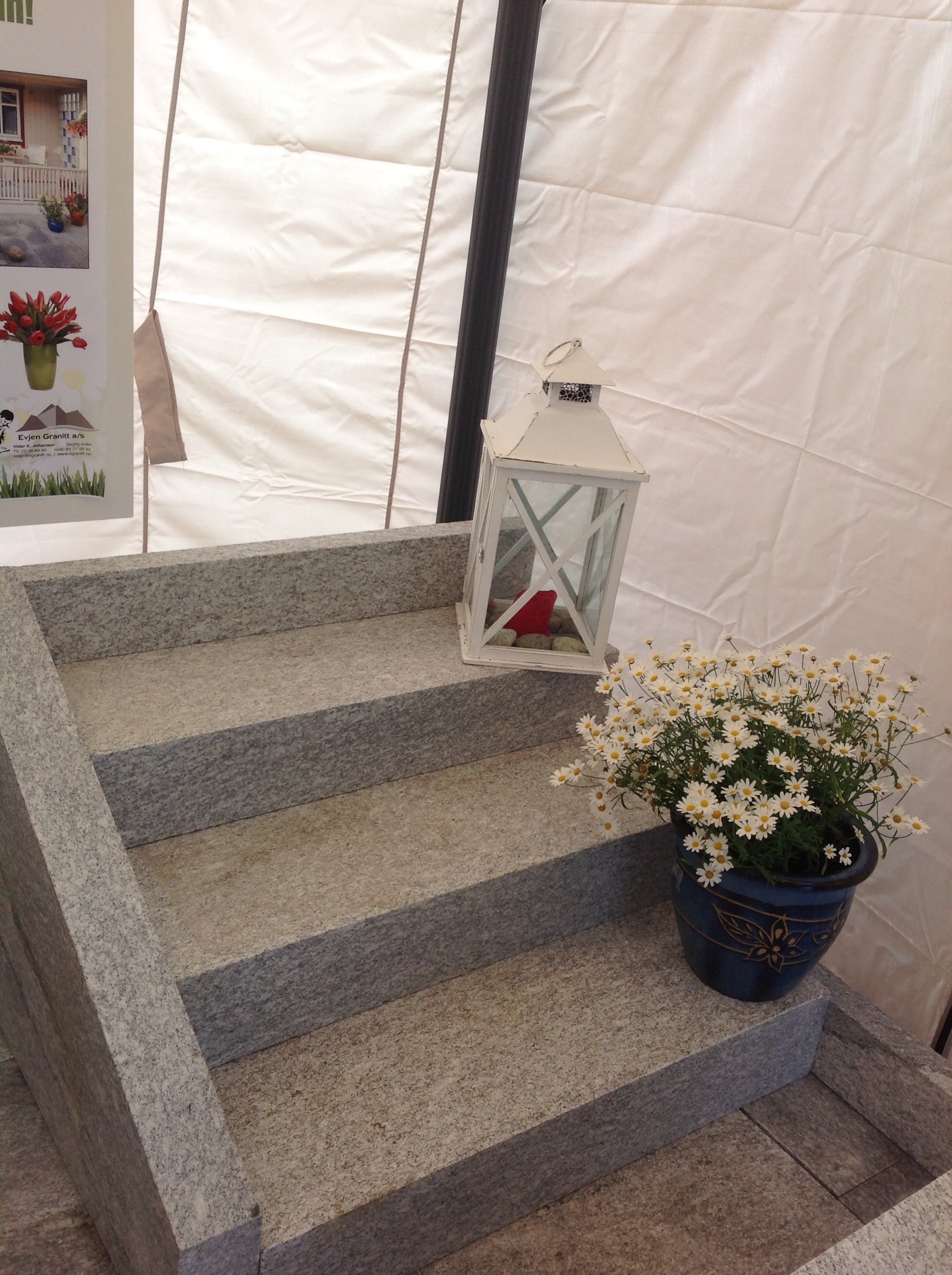 Lys grå granitt fra Evjen, en trappestein